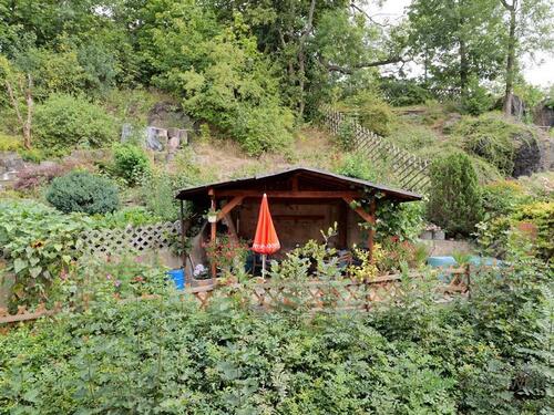 überdachter Sitzplatz im Garten - 