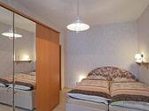 Schlafzimmer mit Kleiderschrank - 2 Zimmer Etagenwohnung zur Miete in Lichtentanne