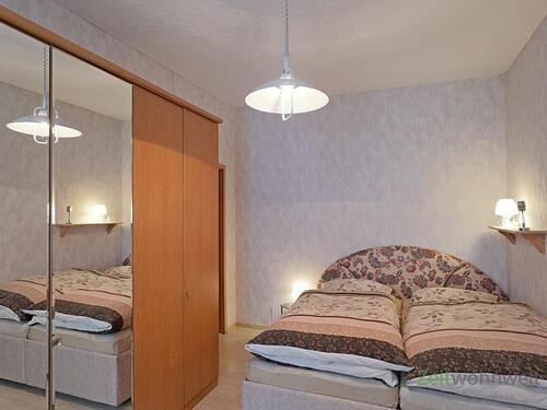 Schlafzimmer mit Kleiderschrank - 2 Zimmer Etagenwohnung zur Miete in Lichtentanne
