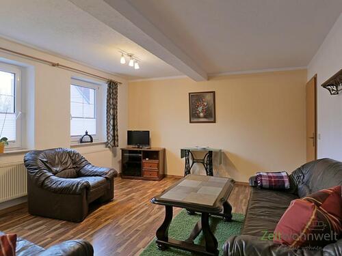 Blick ins Wohnzimmer - (EF0648_M) Sömmerda: Großrudestedt, preiswerte 2-Zi-Wohnung mit Stellplatz und Service, an Wochenendheimfahrer