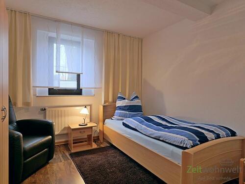 Schlafzimmer mit Sessel - 2 Zimmer Etagenwohnung in Großrudestedt