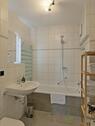 modernes Bad mit Wanne - 