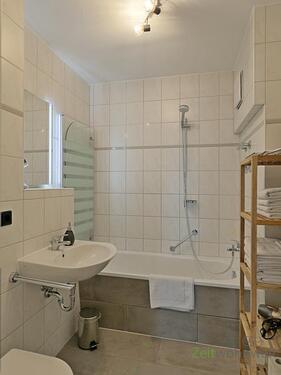 modernes Bad mit Wanne - 