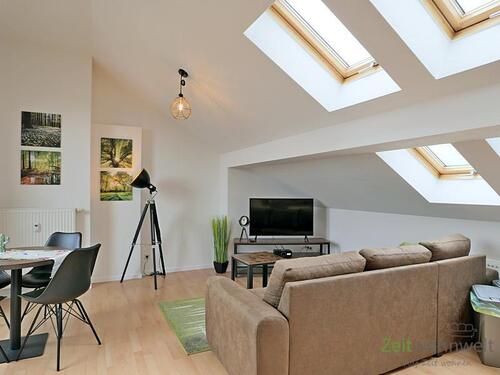 Blick ins Wohnzimmer - (EF0636_M) Dresden: Friedrichstadt, wunderschönes möbliertes Apartment mit Dachbalkon, WLAN, und Full-Service inklusive