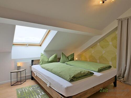 Doppelbett im Schlafzimmer - 