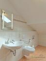 WC und Waschbecken - 