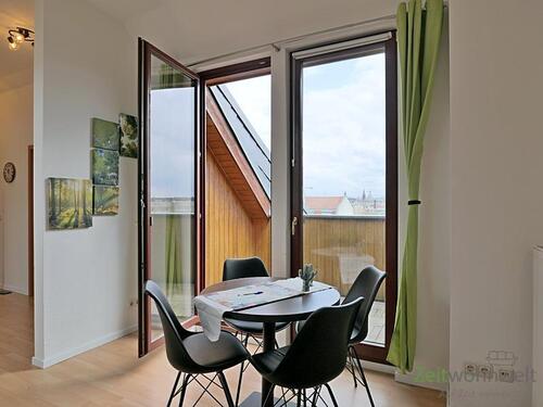 Blick zur Balkontür - 2 Zimmer Etagenwohnung in Dresden
