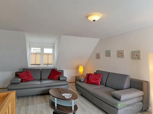 zwei Sofas im Wohnzimmer - 