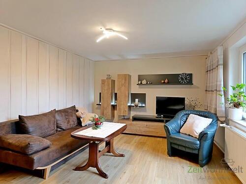 Wohnzimmer mit Schrankwand - (EF0591_M) Dresden: Langebrück, kleine möblierte 2-Zimmer-Wohnung, eigene Terrasse, sep. Hauseingang, Reinigungsservice