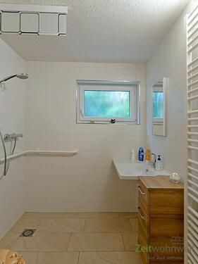 Bad mit bodentiefer Dusche - 