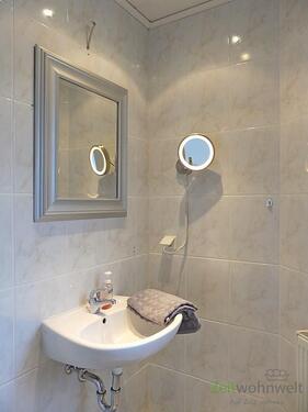 Waschbecken und Spiegel - 