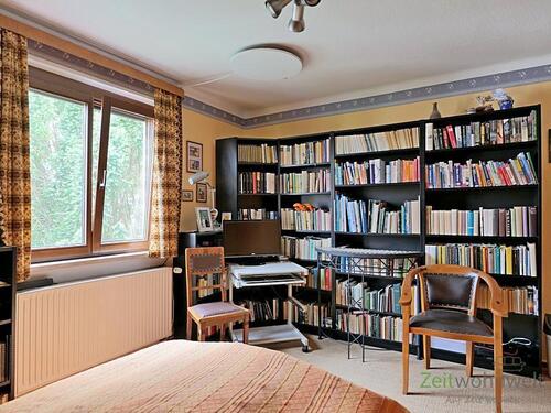 Bücherwand und TV - 