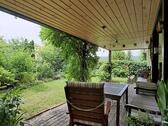 kleiner Garten und überdachter Freisitz - 