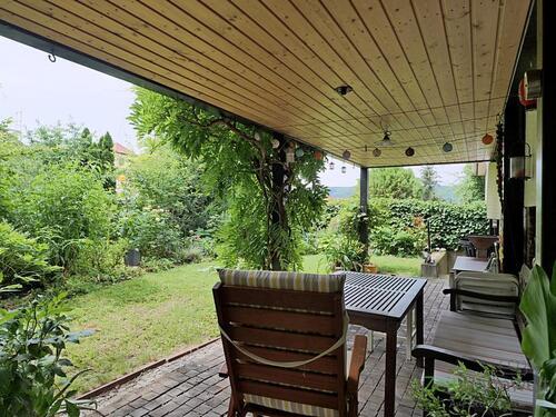 kleiner Garten und überdachter Freisitz - 