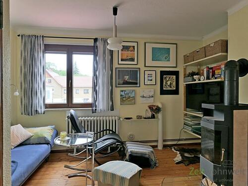 kleines Wohnzimmer mit Kamin - 