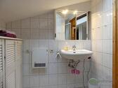 Waschbecken und Badschrank - 
