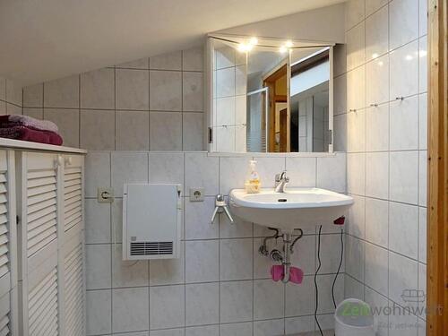 Waschbecken und Badschrank - 