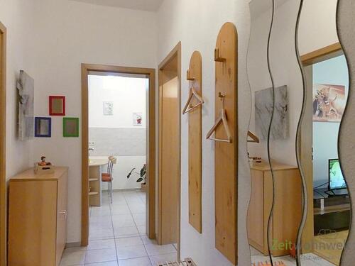Wohnungsflur mit Garderobe - 