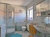 Dusche und Waschtisch - 