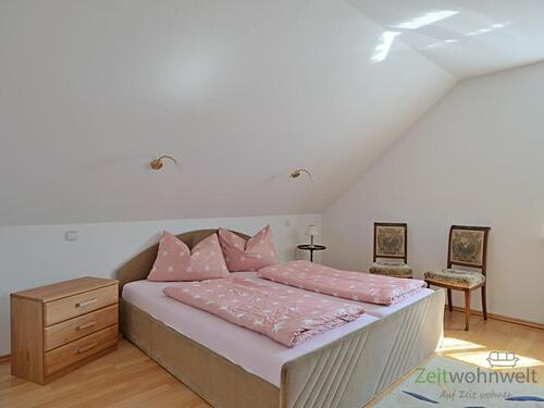 Doppelbett im Schlafzimmer - 