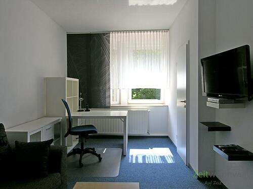 Schreibtisch und TV - 1 Zimmer 1- Zimmer zur Miete in Erfurt