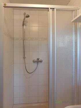 große Dusche im Bad - Etagenwohnung mit 25,00 m&sup2; in Dresden zur Miete