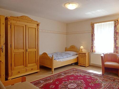 Bett und Kleiderschrank - (EF0402_M) Dresden: Laubegast, kleines möbliertes Apartment mit WLAN, TV, Dusche und viel Nebengelass