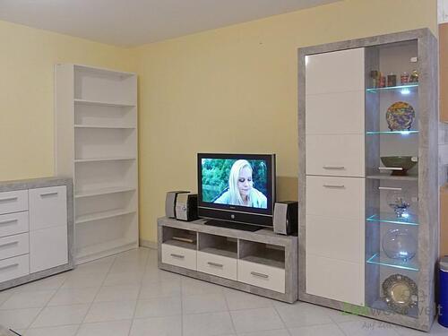 beleuchtete Schrankwand und TV - 2 Zimmer Etagenwohnung zur Miete in Erfurt