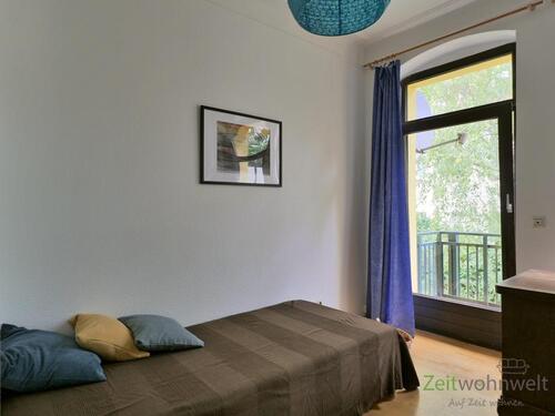 Bett vor dem Balkon - 