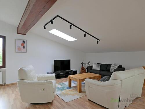 Couch, Sessel und TV - 2 Zimmer Etagenwohnung in Kassel