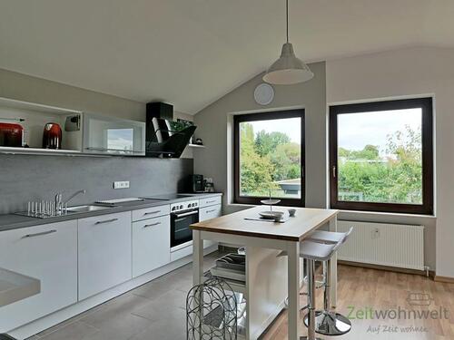 Blück zur Küche mit Tresen - (EF0849_M) Kassel-Stadt: Kirchditmold, neu möblierte Loftwohnung in ruhiger grüner Wohnlage, 2 Balkons, WLAN