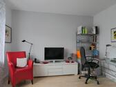 Sessel, TV und kleiner Schreibtisch - 2 Zimmer Etagenwohnung zur Miete in Kassel