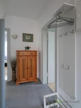 Wohnungsflur mit Garderobe - 