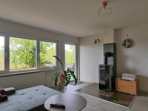 Blick zu Kamin und Terrassenausgang - 2 Zimmer Etagenwohnung zur Miete in Nüsttal