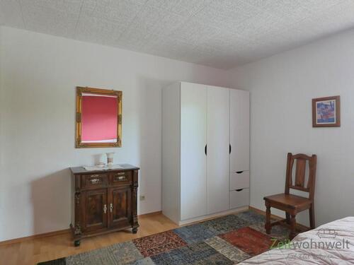 Spiegel, Kommode und Kleiderschrank - 