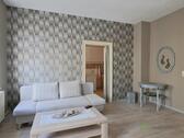 Blick zu Sofa und Küche - 1 Zimmer Etagenwohnung in Glauchau