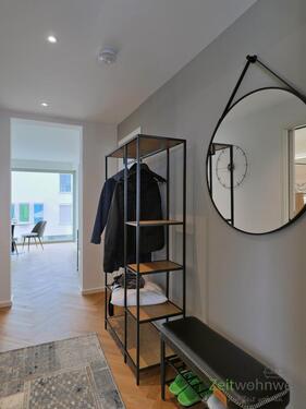 Wohnungsflur mit Garderobe - 