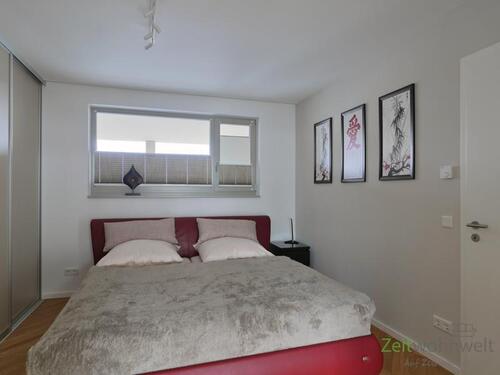 Doppelbett im Schlafzimmer - 