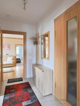 Wohnungsflur mit Garderobe - 