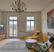 (EF1113_M) Gera: Röppisch: stilsicher möblierte Wohnung mit Holzdielung, Balkon, PKW-Stellplatz und Garten