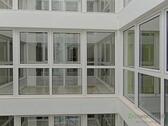 modernes Treppenhaus mit Aufzug - 