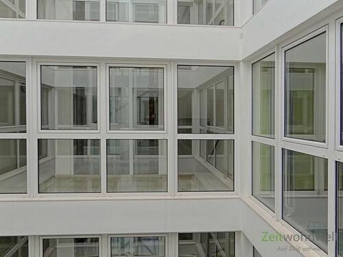 modernes Treppenhaus mit Aufzug - 