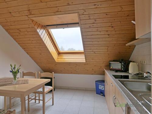 Blick in die kleine Küche - (EF1025_M) Dresden: Ockerwitz, preiswerte möblierte Dachwohnung mit Balkon und Grundreinigung, WLAN