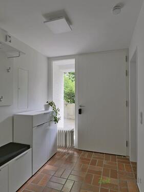 Wohnungsflur mit Garderobe - 