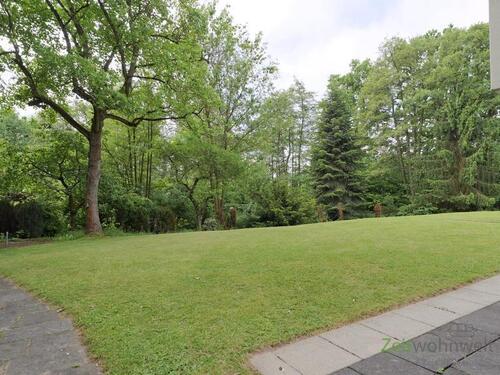 gepflegtes Grundstück am Haus - 