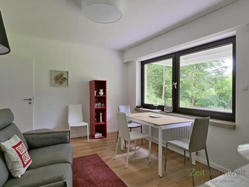 Wohnzimmersofa mit Ausblick - 2 Zimmer Etagenwohnung zur Miete in Kassel