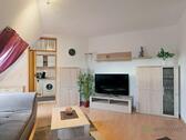 Blick zu TV und Sideboards - 2 Zimmer Etagenwohnung zur Miete in St. Egidien