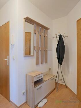 Wohnungsflur mit Garderobe - 