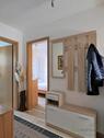 Wohnungsflur mit Garderobe - 