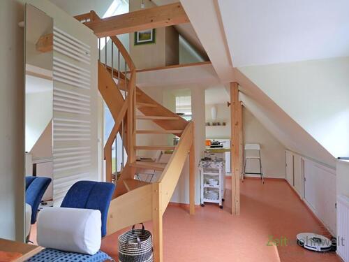 Blick zu Innentreppe, Küche, Putzroboter - 